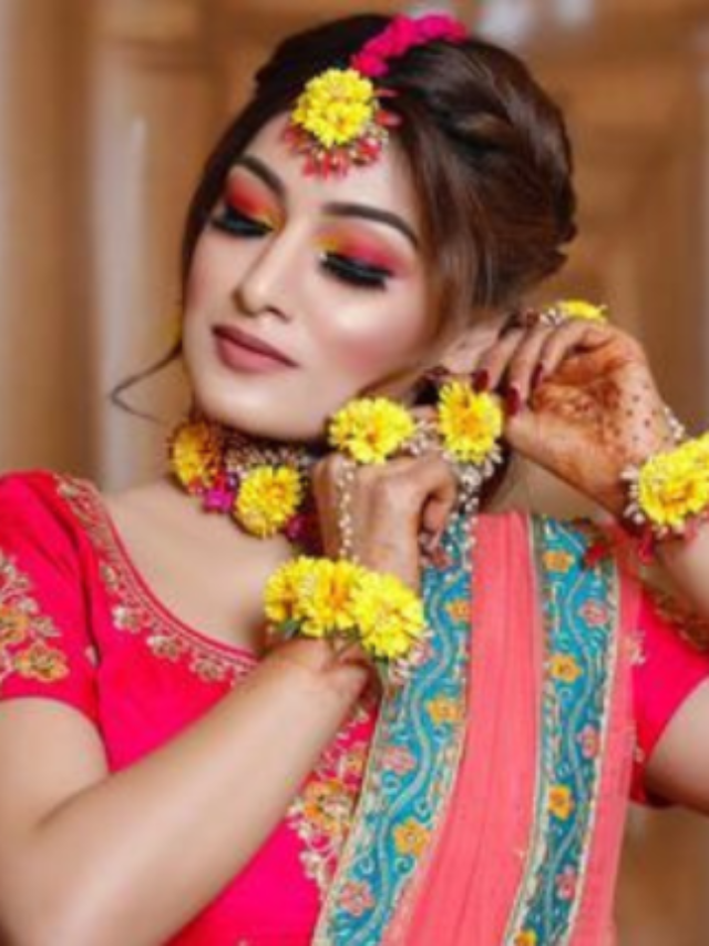 हल्दी की खुशबू से रंगी है रौनक, चेहरे पर मुस्कान बिखराती है खुशियों की बातें।