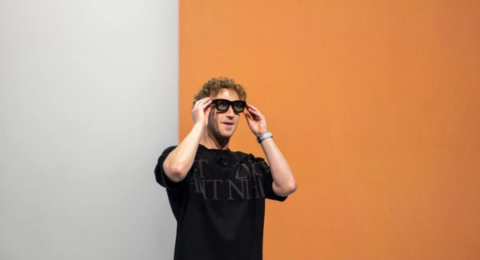 Mark Zuckerberg introduced Orion's new holographic data glasses with a “neural interface”.