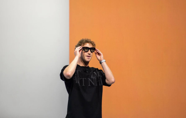 Mark Zuckerberg introduced Orion's new holographic data glasses with a “neural interface”.