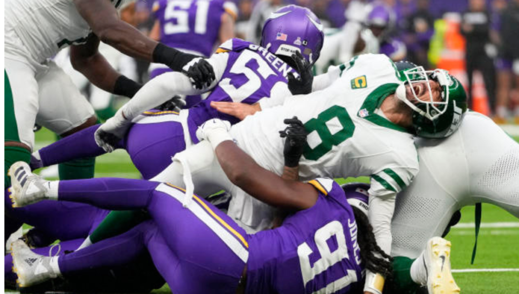 The Vikings defeated the whirling Jets, improving to 5-0 on Aaron Rodgers' smooth shot in London.