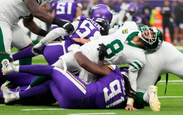 The Vikings defeated the whirling Jets, improving to 5-0 on Aaron Rodgers' smooth shot in London.