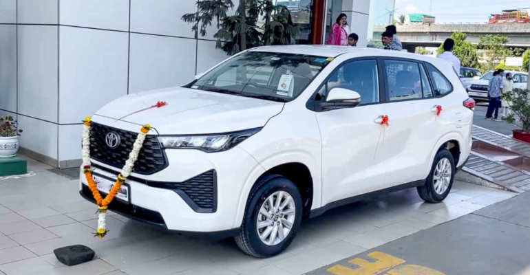 Toyota Innova Hycross 2025