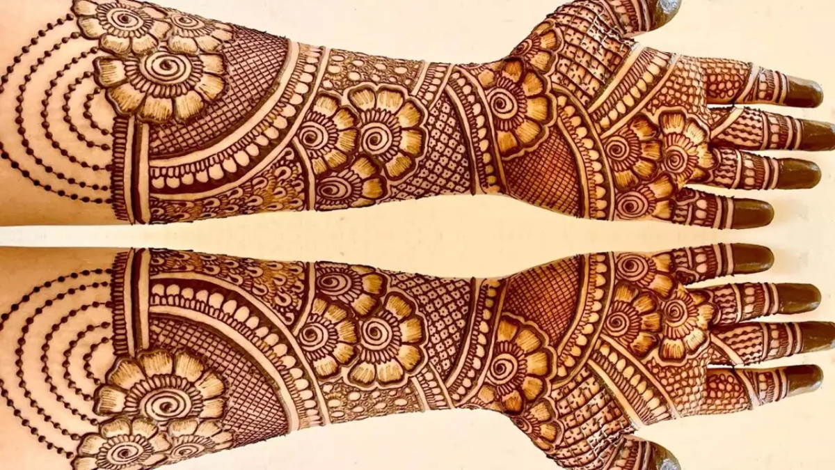 करवा चौथ स्पेशल मेहंदी: इस करवा चौथ बैक हैंड मेहंदी के इन डिजाइन्स से बढ़ाएं अपने हाथों की खूबसूरती