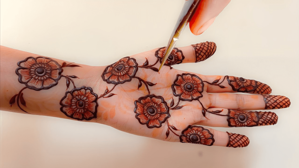 Beautiful Mehndi Royal : परंपरागत शाही फ्रंट हैंड मेहंदी डिज़ाइन जिसमें बारीक फूलों की आकृतियाँ नाज़ुक जाल वर्क और खूबसूरत पत्तियों के मोटिफ़ खास पर्व अवसरों के लिए।