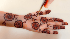 Beautiful Mehndi Royal : परंपरागत शाही फ्रंट हैंड मेहंदी डिज़ाइन जिसमें बारीक फूलों की आकृतियाँ नाज़ुक जाल वर्क और खूबसूरत पत्तियों के मोटिफ़ खास पर्व अवसरों के लिए।