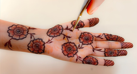 Beautiful Mehndi Royal : परंपरागत शाही फ्रंट हैंड मेहंदी डिज़ाइन जिसमें बारीक फूलों की आकृतियाँ नाज़ुक जाल वर्क और खूबसूरत पत्तियों के मोटिफ़ खास पर्व अवसरों के लिए।