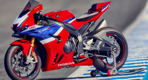 Honda CBR1000RR : एक शक्तिशाली 1000cc लिक्विड कूल्ड स्पोर्ट्स बाइक है जिसमें 215 बीएचपी 6-स्पीड गियरबॉक्स उन्नत फीचर्स और बेहतरीन हैंडलिंग है। रोमांचक सवारी के लिए परफेक्ट।
