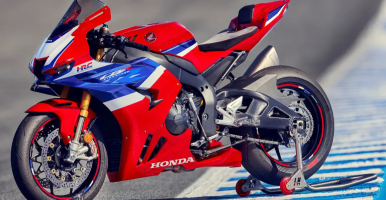 Honda CBR1000RR : एक शक्तिशाली 1000cc लिक्विड कूल्ड स्पोर्ट्स बाइक है जिसमें 215 बीएचपी 6-स्पीड गियरबॉक्स उन्नत फीचर्स और बेहतरीन हैंडलिंग है। रोमांचक सवारी के लिए परफेक्ट।