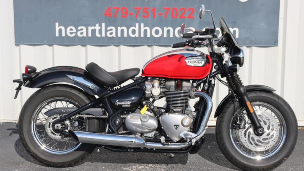 Triumph Speed Master:एक क्लासिक ब्रिटिश क्रूजर मोटरसाइकिल, शक्तिशाली इंजन रेट्रो डिज़ाइन आरामदायक सवारी और आधुनिक तकनीकी विशेषताओं के साथ।