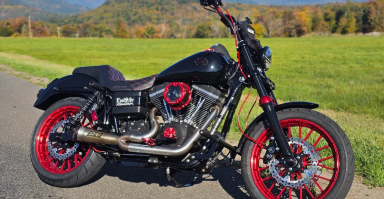 Harley Davidson Street Bob: प्रचलित अमेरिकी क्रूजर मोटरसाइकिल शक्तिशाली वी-ट्विन इंजन साधारण बॉबर डिज़ाइन कड़क अंदाज़ शहरी सड़क की ताकत।