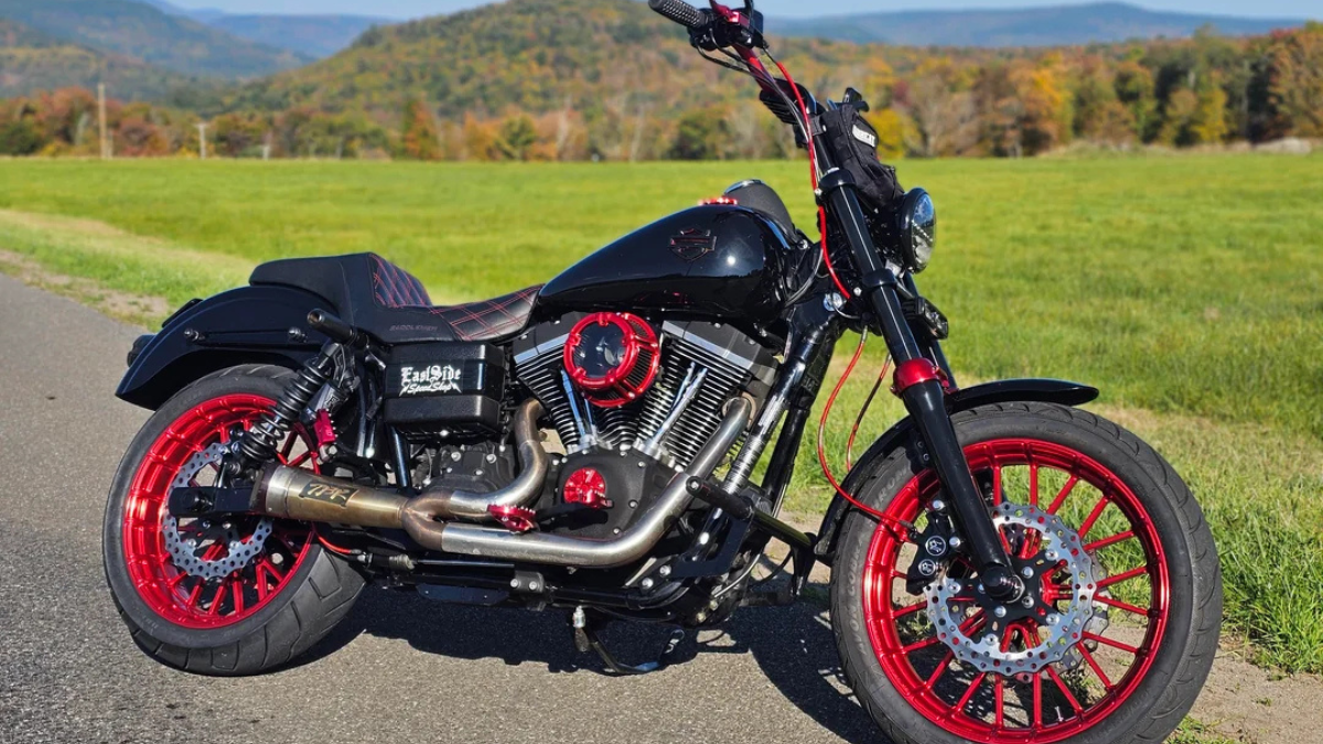 Harley Davidson Street Bob: प्रचलित अमेरिकी क्रूजर मोटरसाइकिल शक्तिशाली वी-ट्विन इंजन साधारण बॉबर डिज़ाइन कड़क अंदाज़ शहरी सड़क की ताकत।