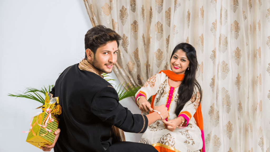 Rakhi Message For Sister : रक्षाबंधन पर बहन के लिए एक प्रेमभरा संदेश जो रिश्ते की मिठास यादों और बचपन की शरारतों को समेटे!