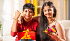 Rakhi Message For Sister : रक्षाबंधन पर बहन के लिए एक प्रेमभरा संदेश जो रिश्ते की मिठास यादों और बचपन की शरारतों को समेटे!