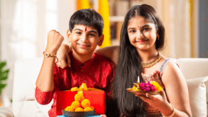 Rakhi Message For Sister : रक्षाबंधन पर बहन के लिए एक प्रेमभरा संदेश जो रिश्ते की मिठास यादों और बचपन की शरारतों को समेटे!