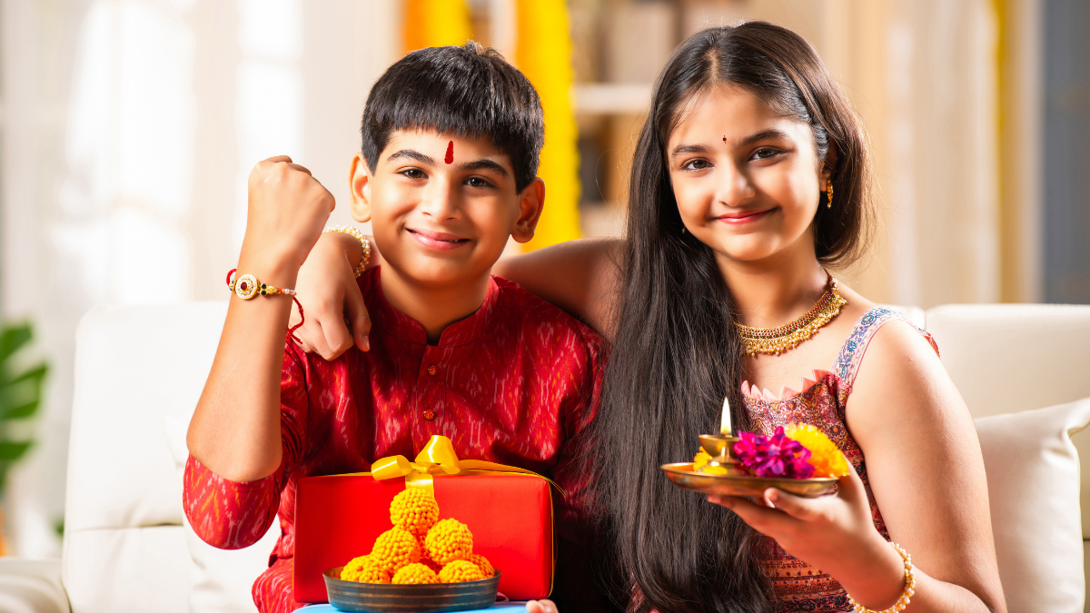 Rakhi Message For Sister : रक्षाबंधन पर बहन के लिए एक प्रेमभरा संदेश जो रिश्ते की मिठास यादों और बचपन की शरारतों को समेटे!
