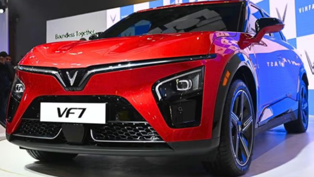 VinFast VF7 (Electric SUV) : VinFast VF7 एक स्टाइलिश इलेक्ट्रिक SUV है जिसमें लंबी रेंज एडवांस्ड ADAS पैनोरमिक ग्लास रूफ प्रीमियम इंटीरियर और स्मार्ट फीचर्स शामिल हैं।