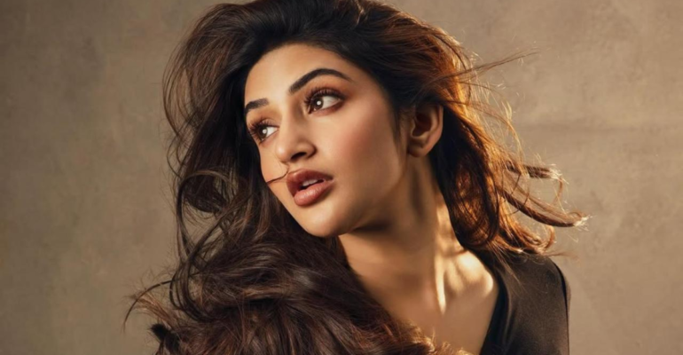 Sreeleela : की नेटवर्थ 26 करोड़! 4 करोड़ प्रति फिल्म फीस बैंगलोर में लक्जरी घर और Range Rover – जानिए 24 साल में सुपरस्टार बनने तक का पूरा सफर