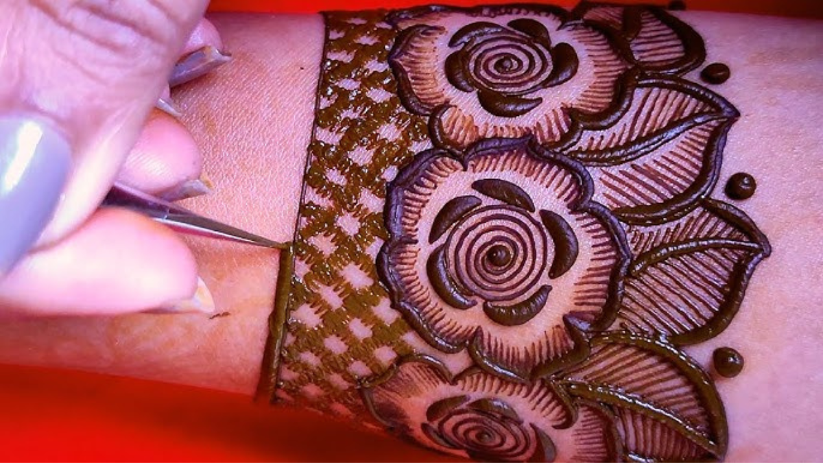 Janmashtami Special Mehndi Design:झूले की डोरी व फूलों के पैटर्न वाली मेहंदी डिजाइन जन्माष्टमी पर लगाएं!