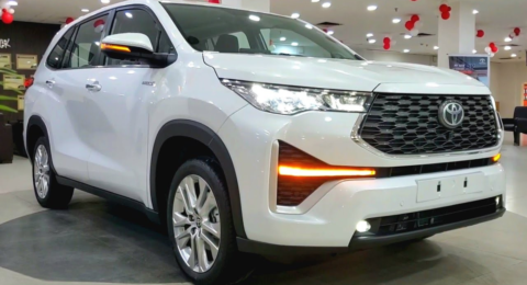 Innova hycross price टोयोटा इनोवा हाइक्रॉस 2025: जानिए इसकी दमदार फीचर्स लग्जरी पैनोरमिक सनरूफ और हाईब्रिड पॉवर के साथ कीमत!
