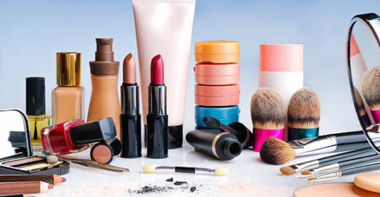 Makeup kit:हर लुक को परफेक्ट बनाने का पूरा पैकेज!