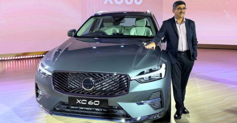 Volvo XC60 Facelift : स्टाइलिश मिड-साइज लक्जरी SUV रिफ्रेश्ड ग्रिल नया 11.2-इंच टचस्क्रीन माइल्ड हाइब्रिड 2.0L टर्बो इंजन उन्नत सुरक्षा फीचर्स के साथ।