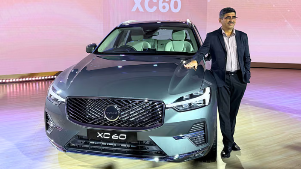 Volvo XC60 Facelift : स्टाइलिश मिड-साइज लक्जरी SUV रिफ्रेश्ड ग्रिल नया 11.2-इंच टचस्क्रीन माइल्ड हाइब्रिड 2.0L टर्बो इंजन उन्नत सुरक्षा फीचर्स के साथ।