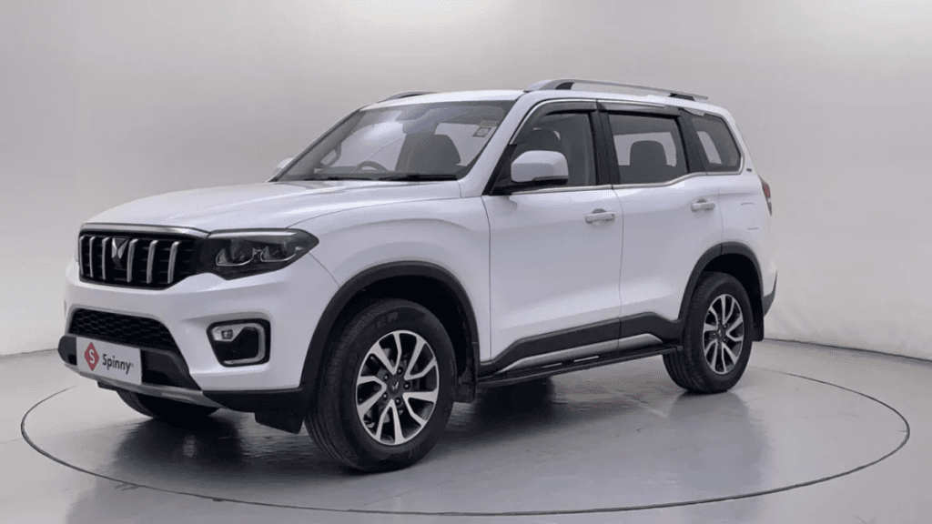 Scorpio n interior : 6-वे पावर एडजस्टेबल ड्राइवर सीट एलईडी एंबियंट लाइटिंग और टचस्क्रीन इंफोटेनमेंट!