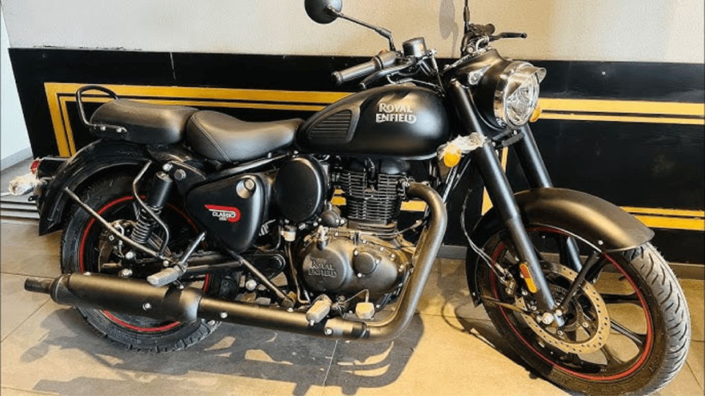 Royal Enfield Black की ब्लैक बाइक्स में है कूलनेस और पावर का जबरदस्त मेल—राइडिंग एक्सपीरियंस और स्पेसिफिकेशन से लाईये खुद को रू-ब-रू!