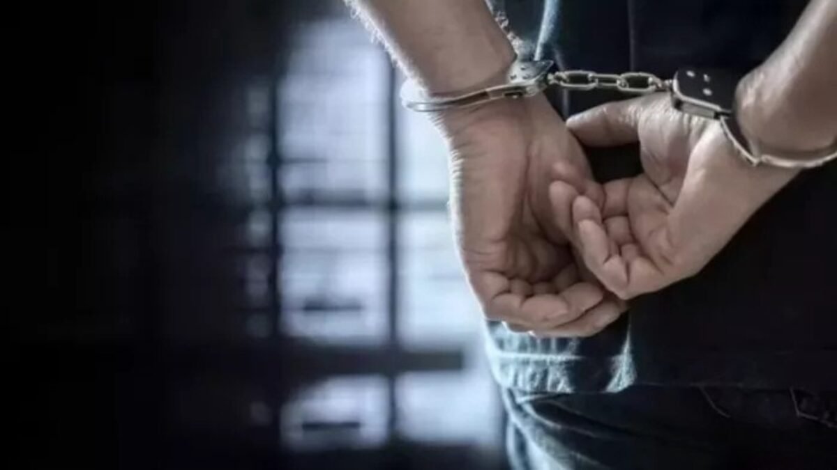 गुजरात में गिरफ्तार