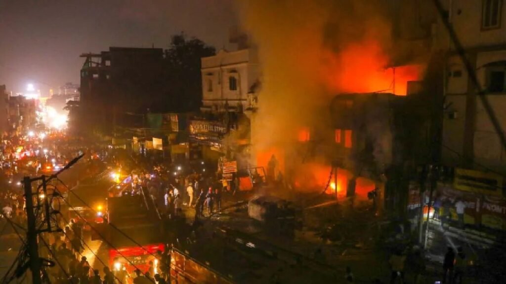 हैदराबाद शोरूम आग