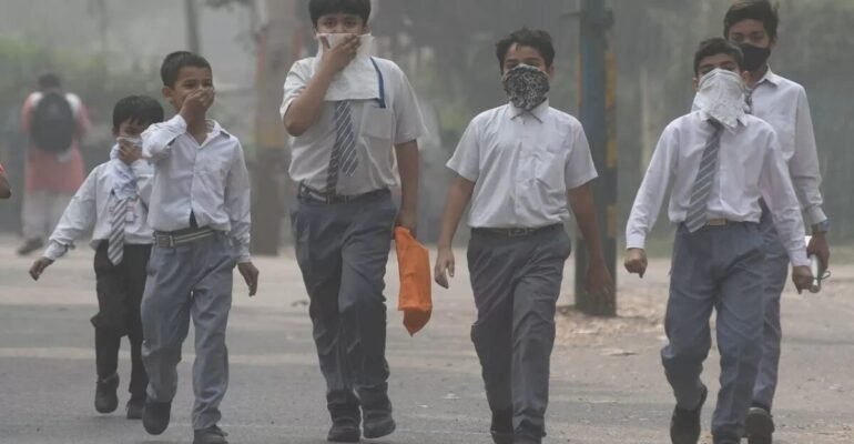 Delhi Schools Closed: दिल्ली-एनसीआर में प्रदूषण के चलते कक्षा 1 से 5 वीं की क्लासेज हाइब्रिड मोड में लेने का आदेश, GRAP-3 लागू