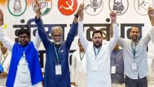 Bihar Election 2025: भोजपुरी सितारों की भिड़ंत बिहार चुनाव 2025 में मंच से उतरी राजनीति, अब जुबानी जंग से गरमाया माहौल