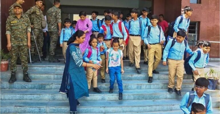 UP Schools: चार दिसंबर तक शाम पांच बजे तक खुले रहेंगे सरकारी स्कूल, इस वजह से लिया गया फैसला