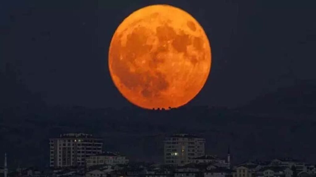 चंद्रमा का अद्भुत नज़ारा