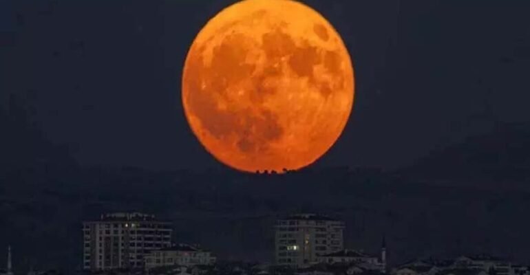 चंद्रमा का अद्भुत नज़ारा