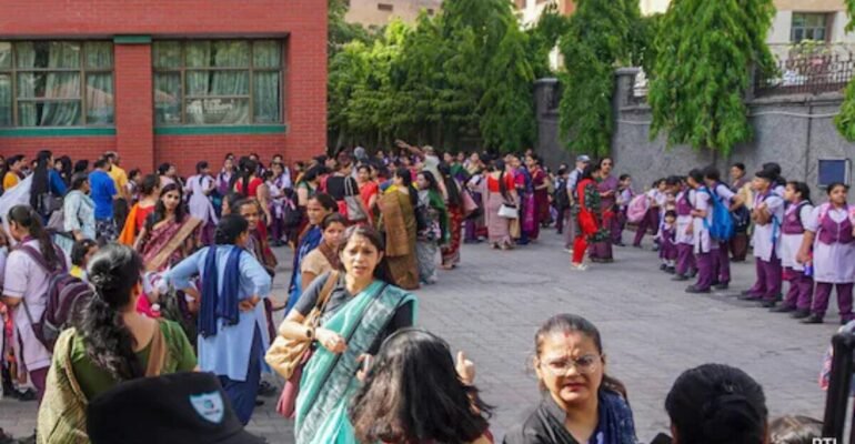 अहमदाबाद स्कूलों में बम