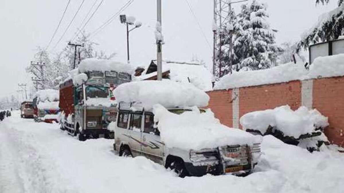 कुल्लू में बिखरी बर्फ