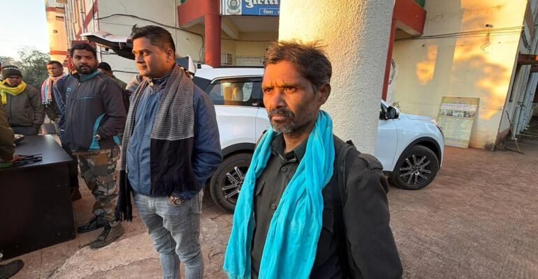 CG Police: 12 माओइस्ट कैडर्स की सरेंडर स्टोरी CCM रामधर माजी के नेतृत्व में AK-47 समेत हथियार डाले