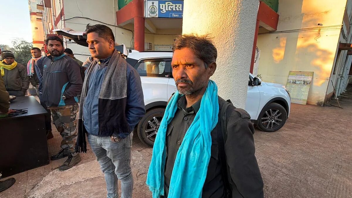 CG Police: 12 माओइस्ट कैडर्स की सरेंडर स्टोरी CCM रामधर माजी के नेतृत्व में AK-47 समेत हथियार डाले