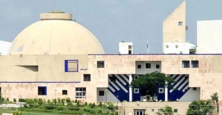 MP Assembly Session: फसल मुआवजे को लेकर विधानसभा में विपक्ष का हंगामा, सीएम बोले- रोने-धोने से कुछ नहीं होगा, सुनने की आदत डालें