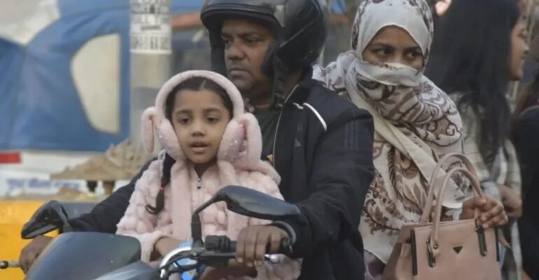 Delhi Weather: दिल्ली में और गिरा सुबह का तापमान, 15 साल में सबसे ठंडी रही बृहस्पतिवार की सुबह