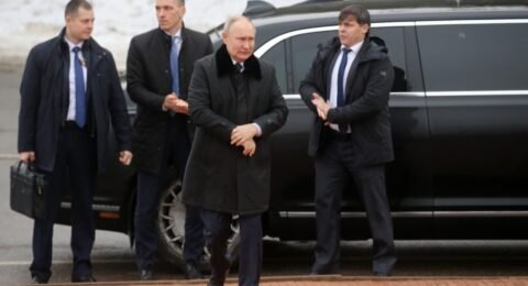 Putin Security रूसी राष्ट्रपति व्लादिमीर पुतिन की सुरक्षा व्यवस्था बेहद सख्त है, जिसमें बॉडी डबल्स, पूप सूटकेस, मोबाइल फूड लैब और
