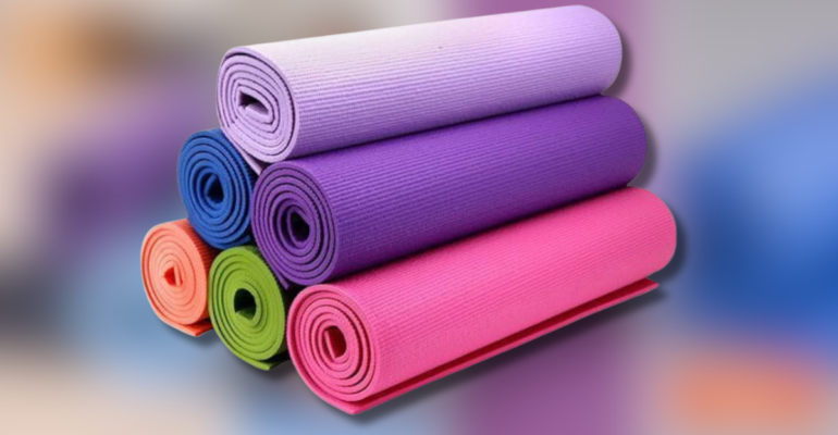 Non slip Yoga Mat पर ध्यान करती महिला