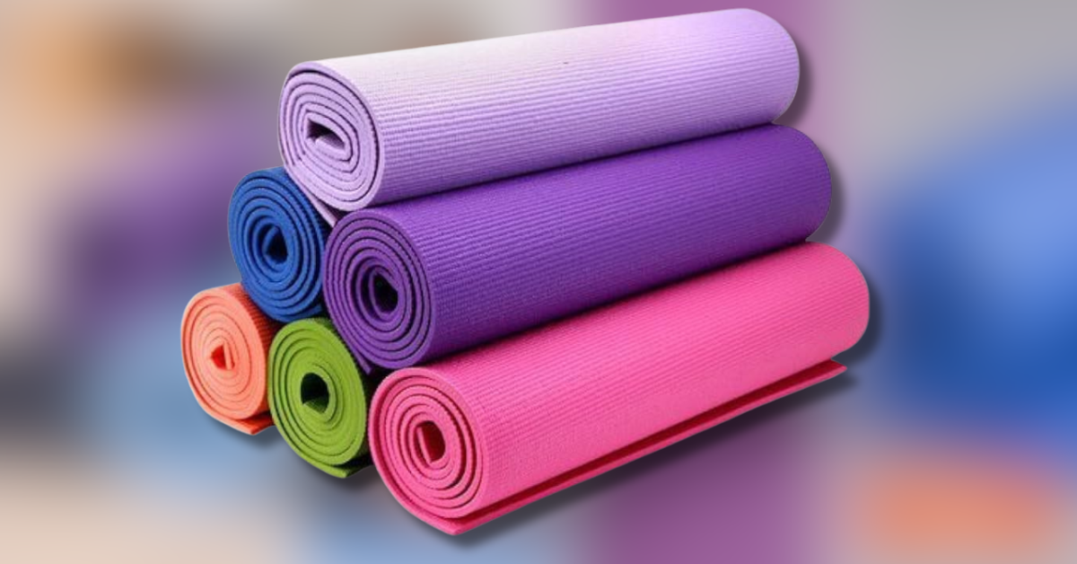 Non slip Yoga Mat पर ध्यान करती महिला