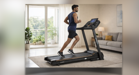Treadmill Buying Guide 2026: घर के लिए बेस्ट ट्रेडमिल पर वर्कआउट करता व्यक्ति