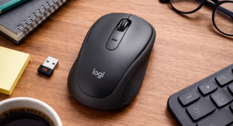 Logitech wireless mouse डेस्क पर USB रिसीवर के साथ