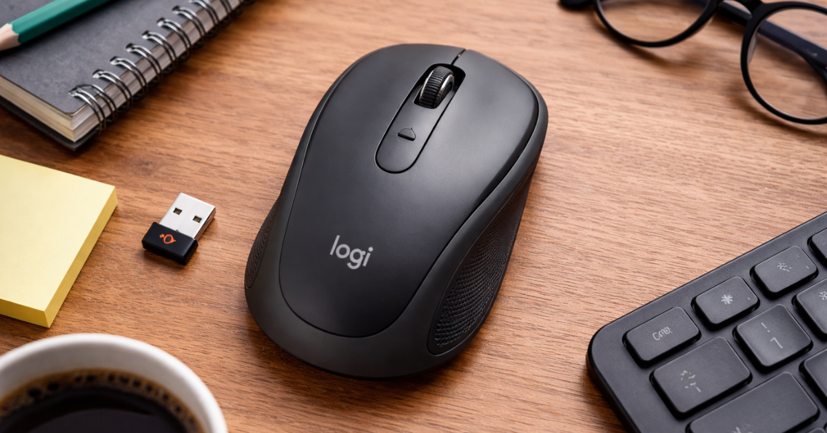 Logitech wireless mouse डेस्क पर USB रिसीवर के साथ