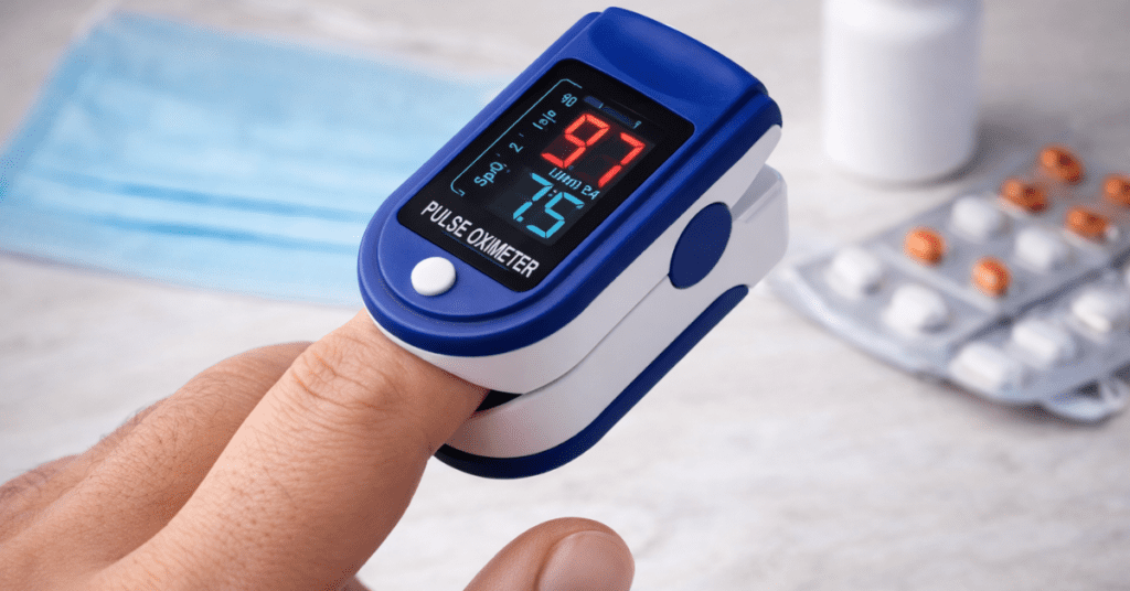 Pulse Oximeter जो ऑक्सीजन लेवल (SpO2) और पल्स रेट माप रहा है