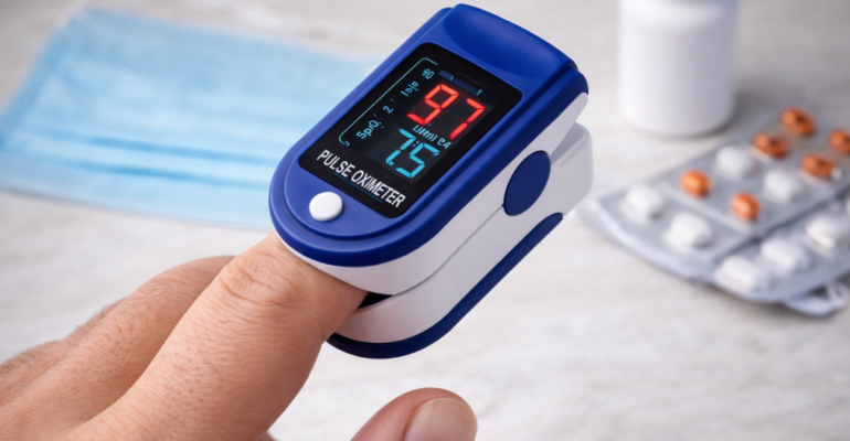 Pulse Oximeter जो ऑक्सीजन लेवल (SpO2) और पल्स रेट माप रहा है