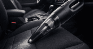 Car Vacuum Cleaner से कार की सफाई करते हुए